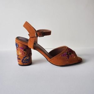 Mari A Wanita Embroidered Heels, 8.5W